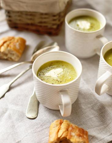 Brokkoli-Kartoffel-Cremesuppe in zwei Suppenschalen. Brokkoli-Kartoffel-Cremesuppe in zwei Suppenschalen.