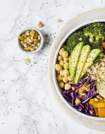 Buddha Bowl aus dem Cookit in weißer Schale.