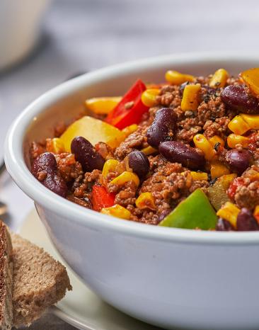 Chili con Carne, 4 Portionen in einer Schale angerichtet. Chili con Carne, 4 Portionen in einer Schale angerichtet.