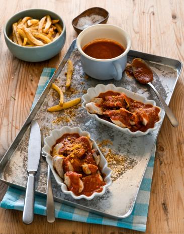 Currywurst mit pikanter Sauce