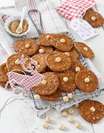 Mehrere Brune Kager auf einem Gitter.
