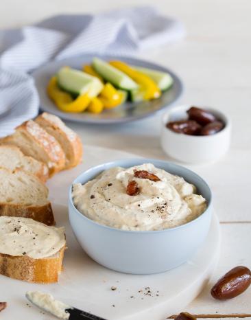 Schälchen mit Datteldip aus dem Cookit.