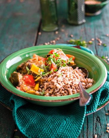 Dinkel mit Tomatensauce und Gemüse auf einem Teller