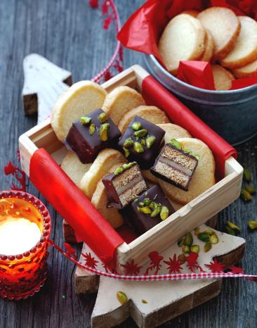 Dominosteine in kleiner Keksdose mit anderen Kekse verteilt.