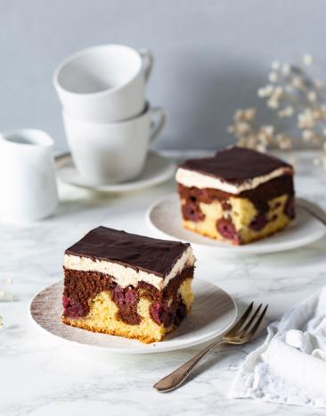 Zwei Stücke Donauwelle aus dem Cookit auf weißer Tischdecke.