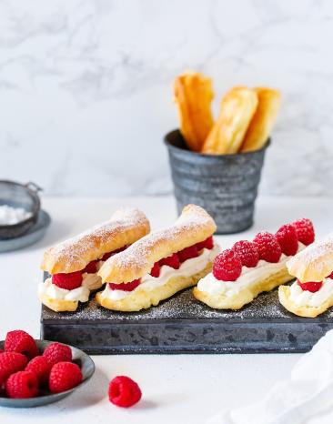 Eclairs mit Vanillesahne und Himbeeren Eclairs mit Vanillesahne und Himbeeren