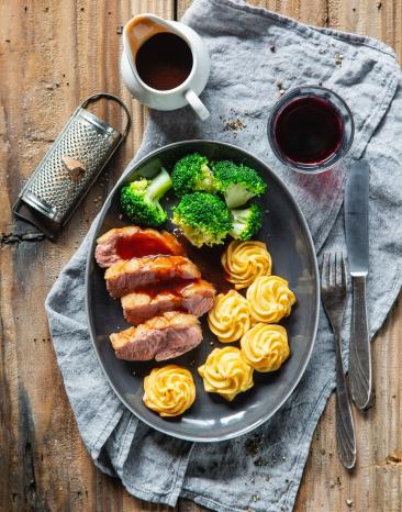 Entenbrust mit Herzoginkartoffeln und Brokkoli angerichtet