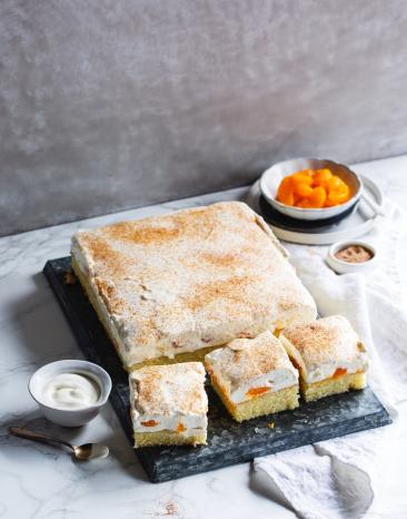 Angeschnittener Fantakuchen aus dem Cookit auf einem Backblech.