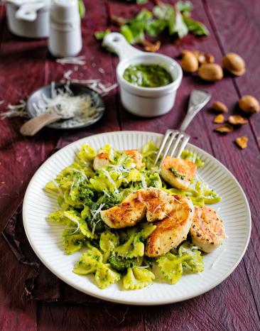 Farfalle mit Pesto und Hähnchen