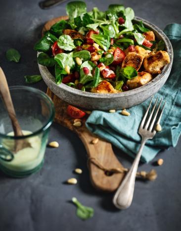Feldsalat mit Hähnchenstreifen und Parmesandressing