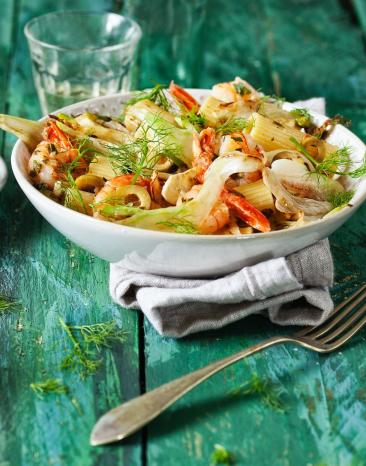 Tiefer Teller mit Pasta und Gemüse.