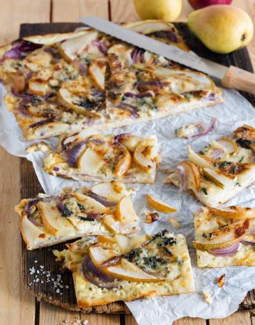 Flammkuchen mit Birne und Blauschimmelkäse Flammkuchen mit Birne und Blauschimmelkäse