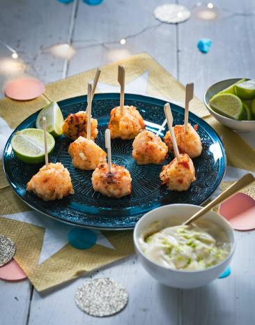 Garnelenbällchen mit Limetten-Mayonnaise auf einem Teller angerichtet
