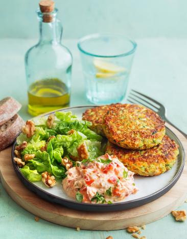 Gemüsebratlinge mit Paprikadip & Salat