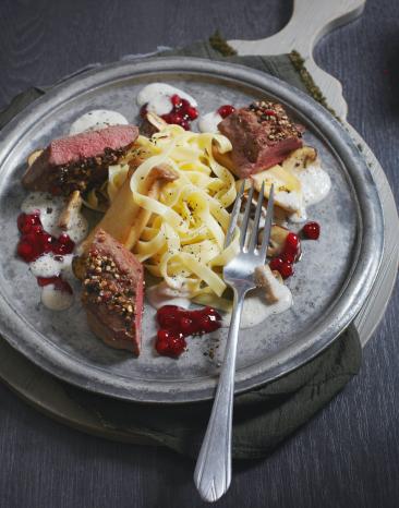 Gepfefferter Rehrücken mit Pilzrahmsauce und Tagliatelle