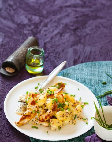 Gnocchi mit Putenstreifen auf weißem Teller.