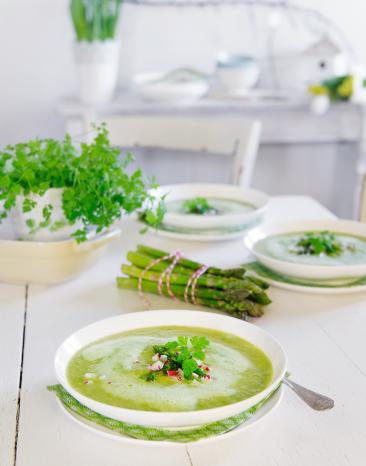 Grüne Spargelsuppe mit Radieschen Grüne Spargelsuppe mit Radieschen