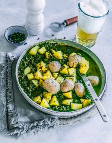 Grüner Kartoffeleintopf mit Würstchen in großer Schale!