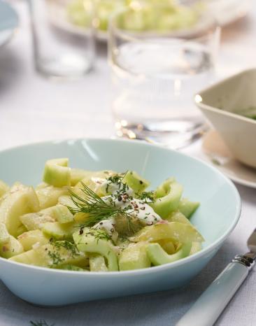 Gurken-Dill-Gemüse mit Crème fraîche in einem Teller. Gurken-Dill-Gemüse mit Crème fraîche in einem Teller.