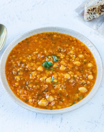 Harira Marokkanische Suppe in einer Schüsselmit Petersilie angerichtet.