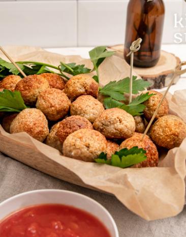 Viele Hühnerfleischbällchen in einer Schale serviert.