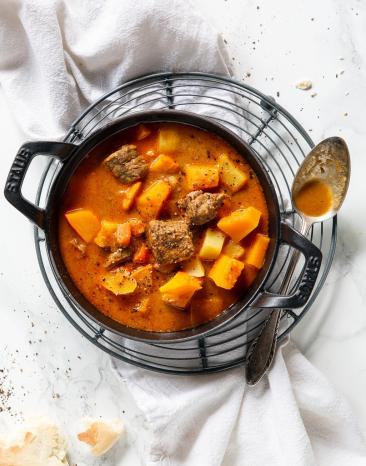 Indischer Rindercurry-Topf mit Datteln Indischer Rindercurry-Topf mit Datteln