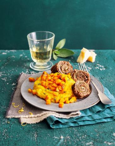 Involtini auf cremiger Kürbis-Polenta
