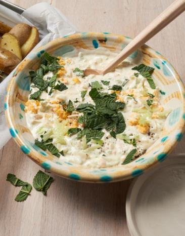 Joghurt-Eier-Dip in Schüssel, Ofengemüse in Auflaufform