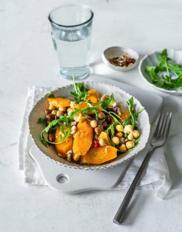 Eine Schale mit Karottensalat mit Kichererbsen. Eine Schale mit Karottensalat mit Kichererbsen.