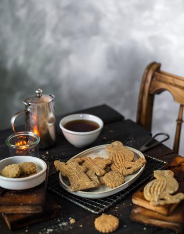 Spekulatiusplätzchen auf einem Teller verteilt