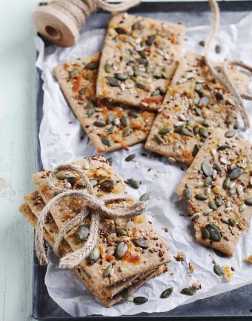 Knäckebrot auf einem Stück Backpapier auf einem Blech.