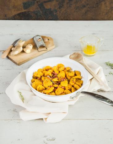 Kürbis-Gnocchi auf einem Teller angerichtet.