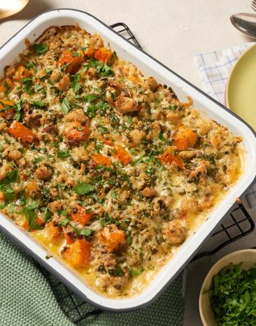 Kürbis-Hackfleisch-Auflauf in einer Auflaufform auf einem Tisch.