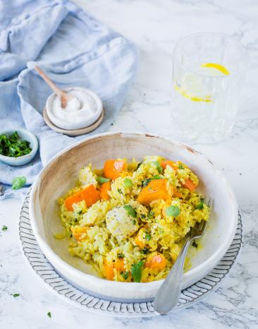 Kürbis-Reis mit Hähnchen in zwei Schüsseln.