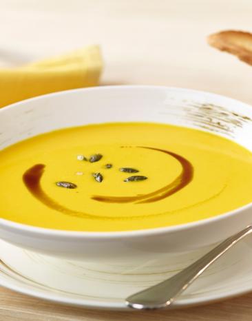 Kürbiscremesuppe im Cookit auf einem Teller angerichtet.