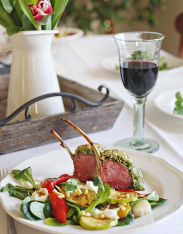 Lammkarree mit Parmesankruste & Antipastisalat