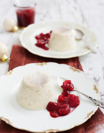 Lebkuchen-Pannacotta mit heißen Himbeeren