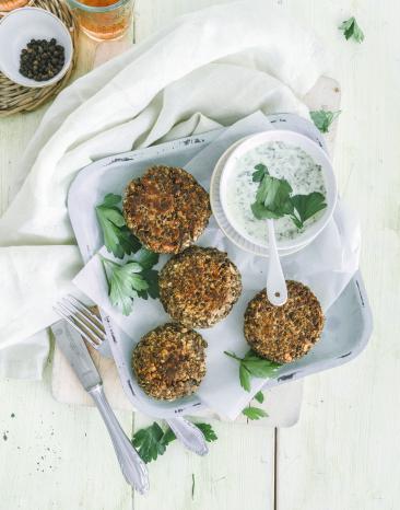 Linsen-Nuss-Bratlinge mit Joghurt-Dip