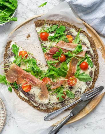 Glutenfreie Prosciutto Pizza mit Leinsamenboden Glutenfreie Prosciutto Pizza mit Leinsamenboden