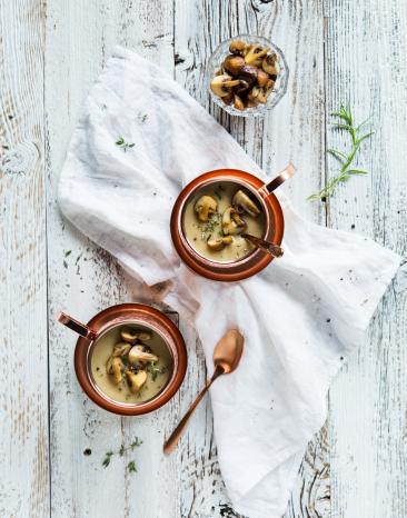 Suppe in Suppenschalen serviert.