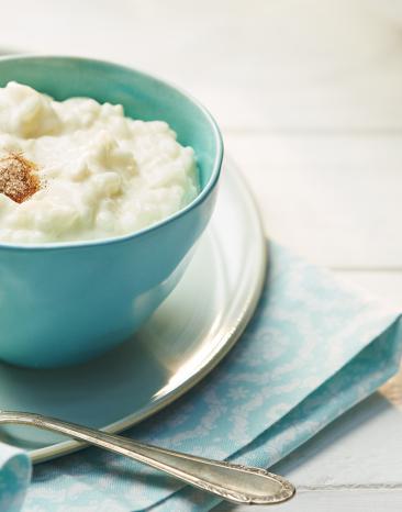 Milchreis im Cookit in einer Schale mit Zimt garniert.