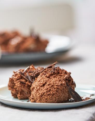 Mousse au Chocolat auf einem Teller angerichtet. Mousse au Chocolat auf einem Teller angerichtet.