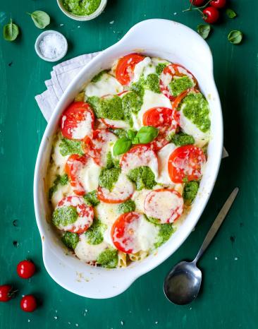 Nudelgratin mit Tomate-Mozzarella überbacken in einer Auflaufform