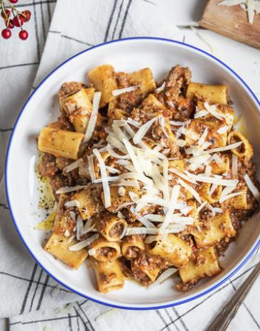 One-Pot Rigatoni Bolognese auf einem Teller angerichtet. One-Pot Rigatoni Bolognese auf einem Teller angerichtet.