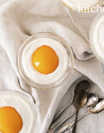 Oster-Käsekuchen im Glas auf einem Tisch angerichtet.