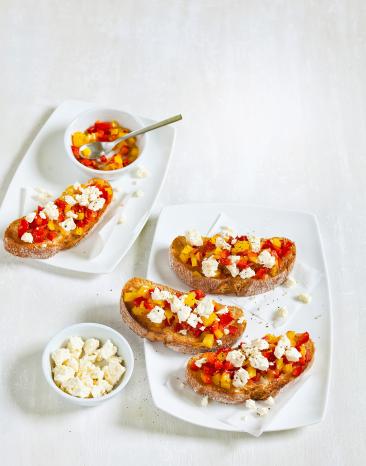 Paprika-Bruschette mit Schafskäse