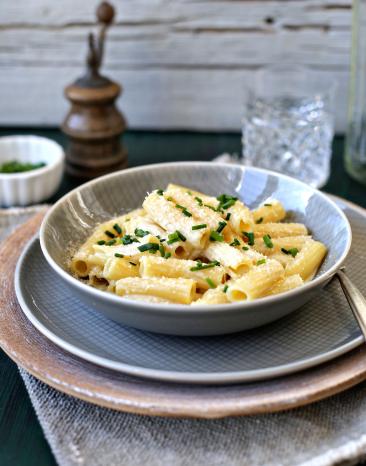 Pasta quattro formaggi in einem Teller angerichtet.