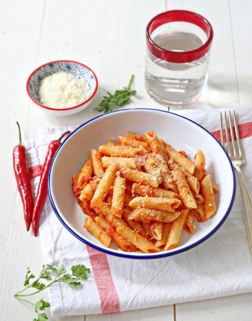 Nudeln mit Tomatensauce in einem tiefen Teller.