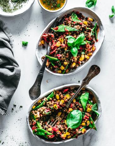 Linsensalat mit Paprika, Zuckerschoten und Mais