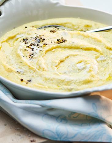 Cremige Polenta mit Gorgonzola aus dem Cookit auf einem Teller.